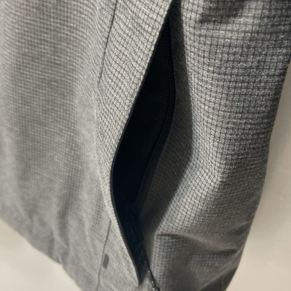 THE NORTH FACE,GREY,MEN/ HOMMES WINDBREAKER, JACKET WITH HOOD. SIZE- MEDIUM. - Picture 12 of 15